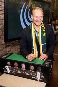 Francois Pienaar signing the flag